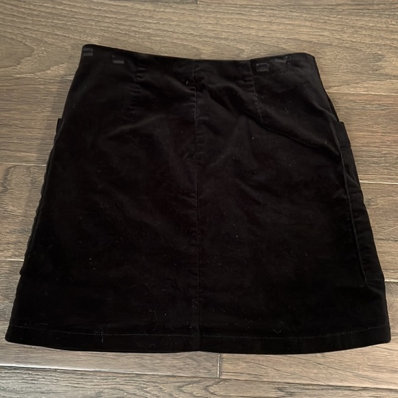 EUC Forever 21 Black Velvet Mini Skirt, size Small - Picture 2 of 3